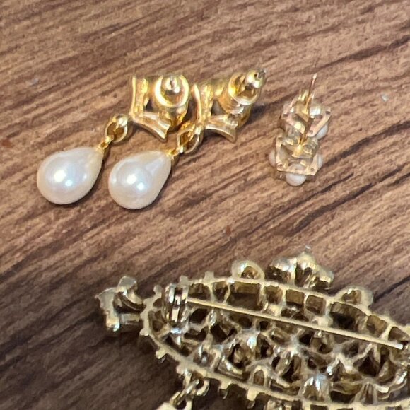 MONET Simulated Pearl Drop Earrings, Cluster studs and Pin NWOT - Picture 5 of 5